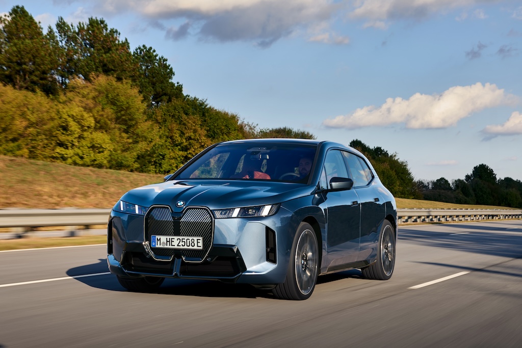BMW iX xDrive60 i farven Arctic Race Blue.
(Foto: BMW AG)